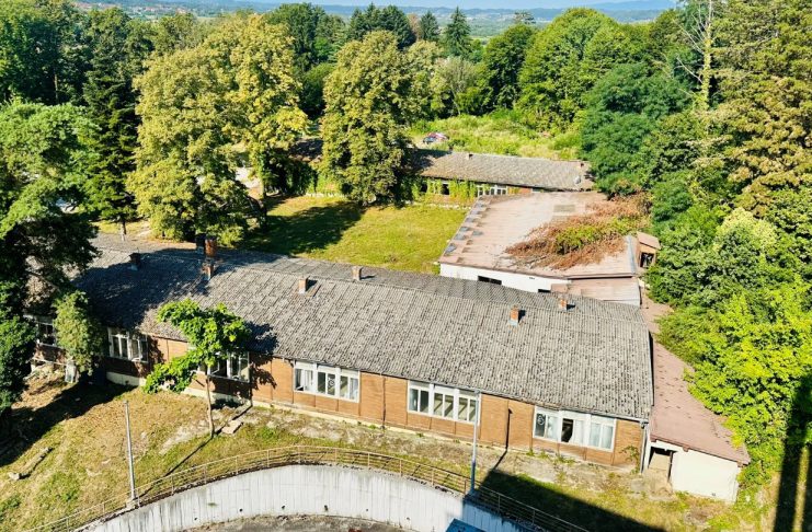 Počinje rušenje starih bolničkih baraka na Bračku